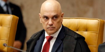 Alexandre de Moraes corta visitas de Flávio Bolsonaro ao pai por 90 dias