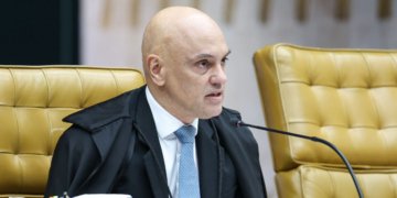 Alexandre de Moraes determina interrogatório de Flávio Bolsonaro pela PF sobre calúnia ao Lula