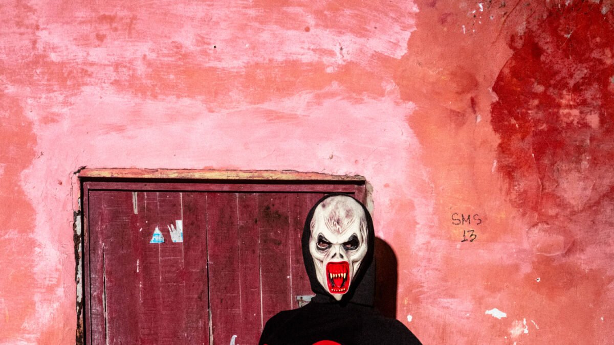 Arte LGBT+ subverte o medo e transforma estigma de monstruosidade em exposição no Ceará