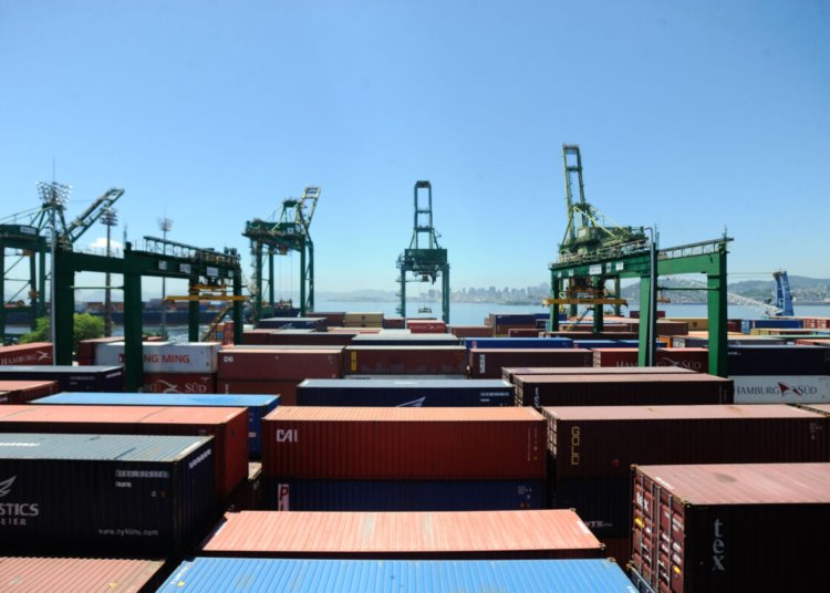 Balança comercial do Brasil deve registrar superávit de US$ 90 bilhões em 2026
