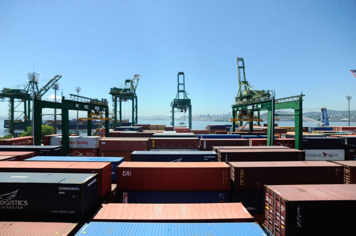 Balança comercial do Brasil deve registrar superávit de US$ 90 bilhões em 2026
