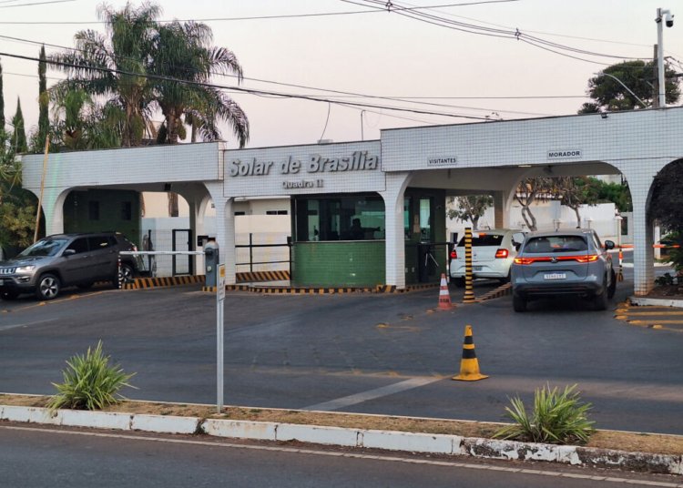 Busca da PF na casa de Jair Bolsonaro termina sem localização de armamento em Brasília