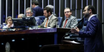 Debate sobre fim da escala 6x1 no Senado revela impasse entre produtividade e qualidade de vida
