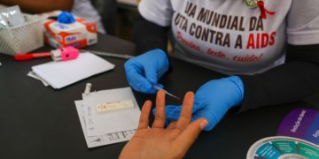 Estigma e desinformação travam controle do HIV e colocam em risco meta de erradicação da doença