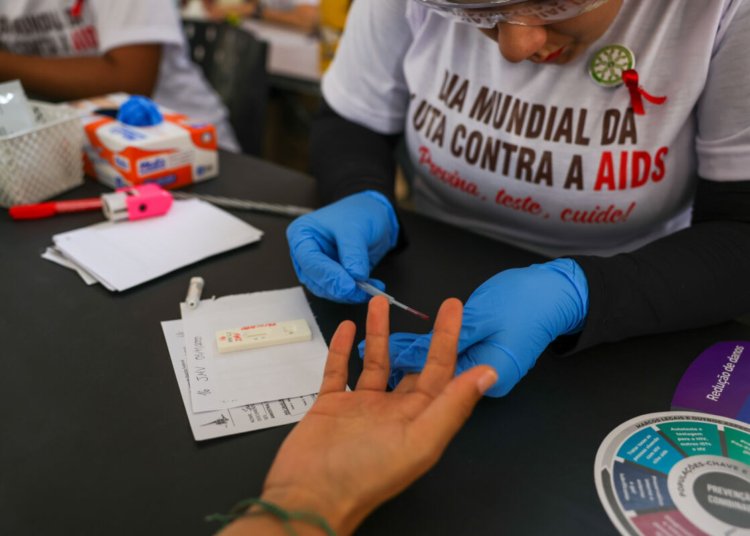 Estigma e desinformação travam controle do HIV e colocam em risco meta de erradicação da doença