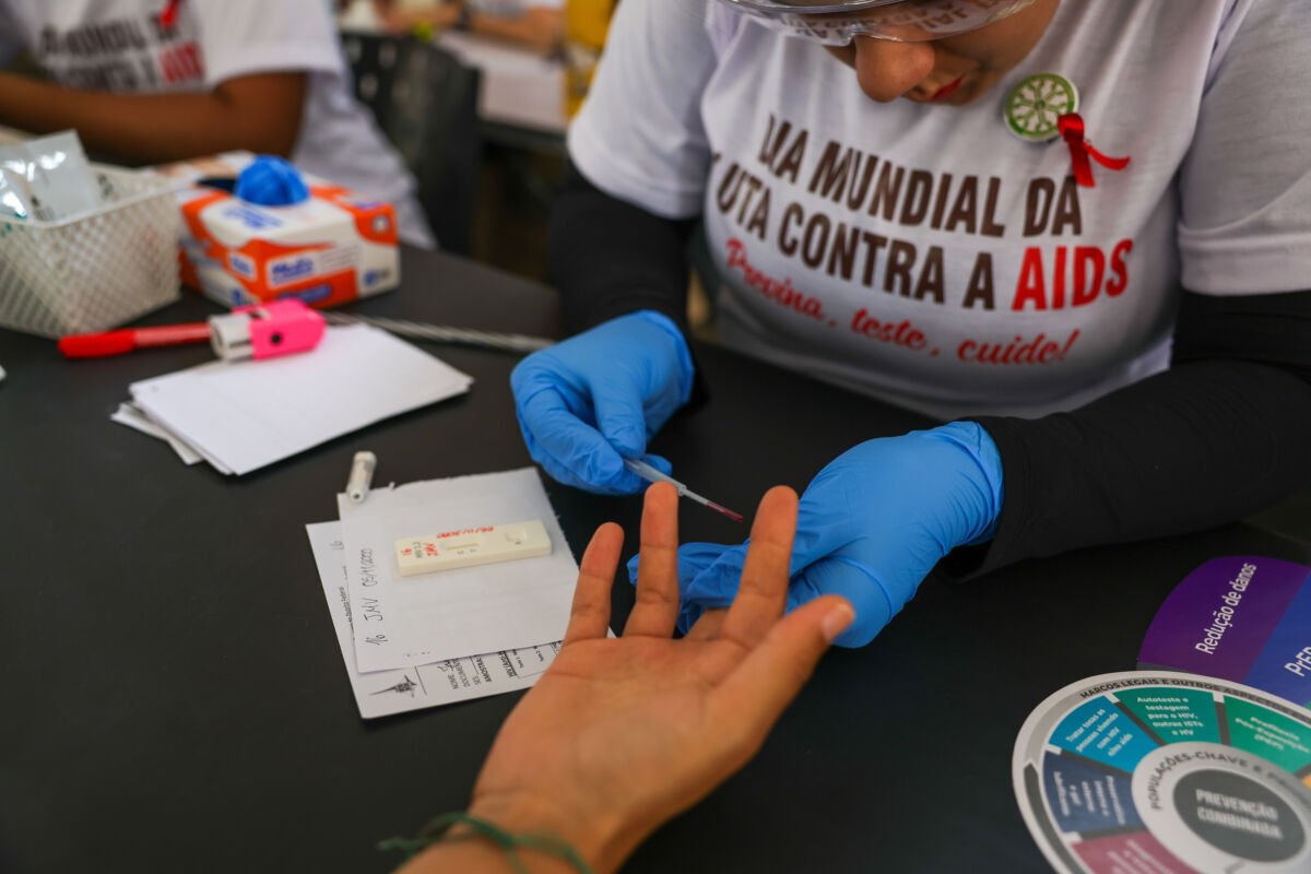 Estigma e desinformação travam controle do HIV e colocam em risco meta de erradicação da doença