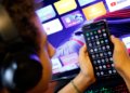 Famílias ganham manual da ONU e UNICEF para combater a misoginia digital de jovens