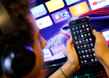 Famílias ganham manual da ONU e UNICEF para combater a misoginia digital de jovens