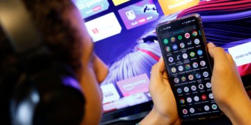 Famílias ganham manual da ONU e UNICEF para combater a misoginia digital de jovens