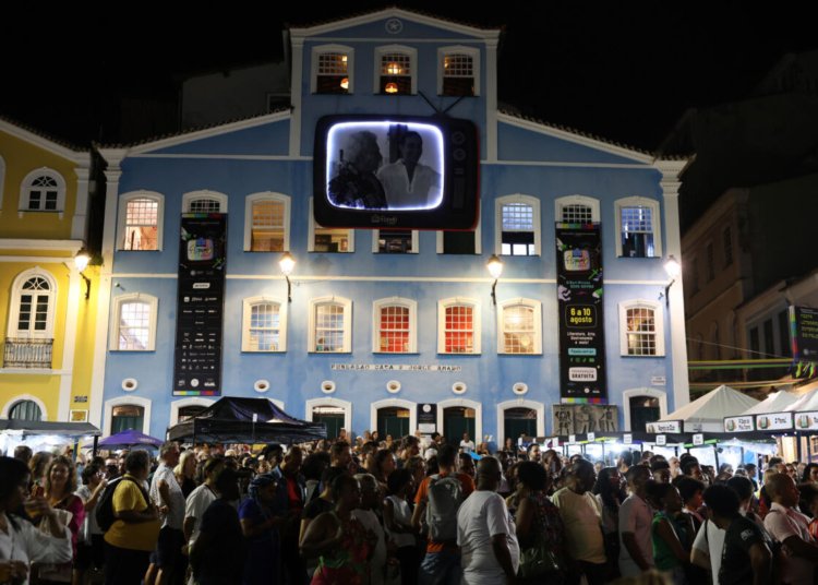 Flipelô celebra dez anos de história com mais de 500 autores no Centro Histórico de Salvador