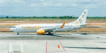 Flybondi sofre sanções da Anac e tem venda de passagens suspensa no Brasil