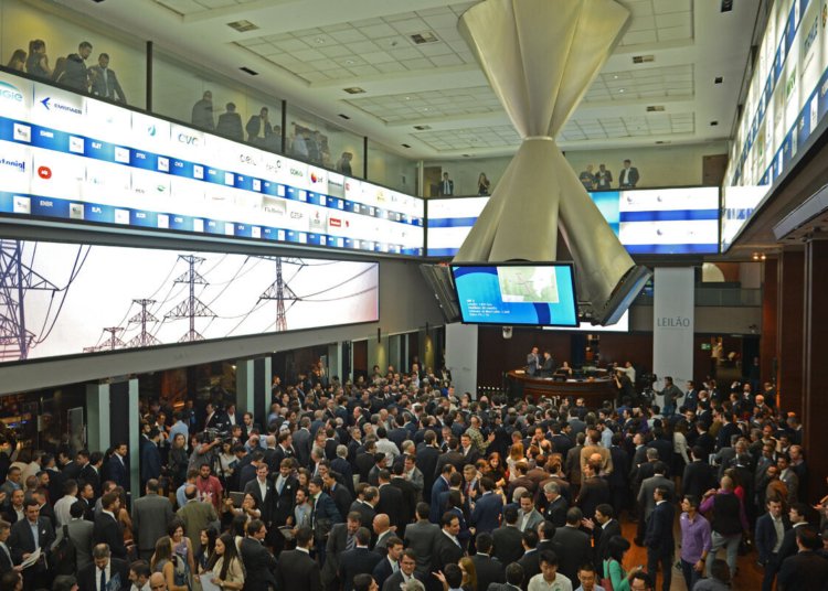 Ibovespa retoma patamar de 174 mil pontos com freio na indústria e aposta na Selic