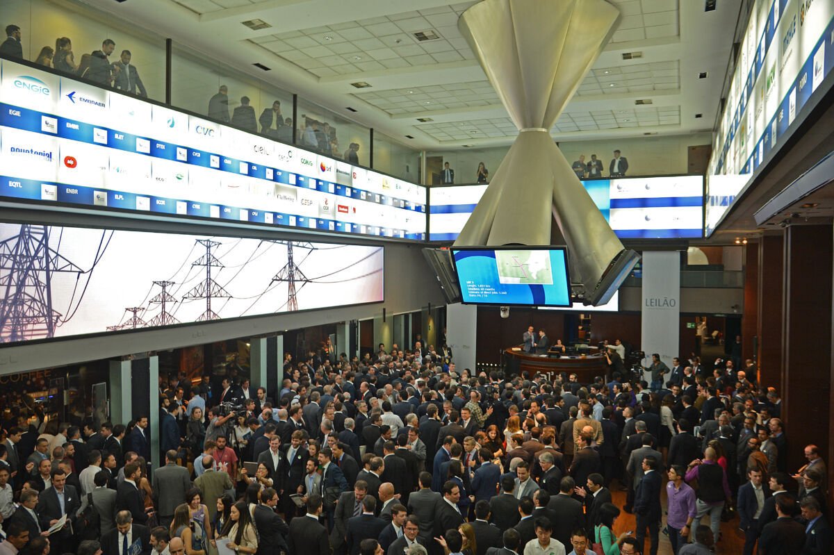 Ibovespa retoma patamar de 174 mil pontos com freio na indústria e aposta na Selic