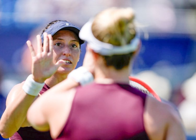 Luisa Stefani supera norte-americanas e garante vaga nas oitavas de final em Wimbledon