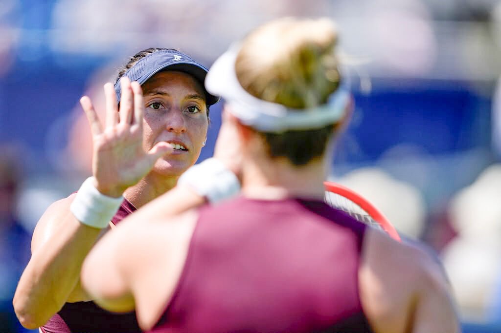 Luisa Stefani supera norte-americanas e garante vaga nas oitavas de final em Wimbledon