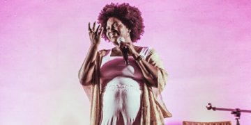 Magali Moraes usa o riso para provocar desconforto social no palco do Festival Latinidades