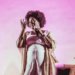 Magali Moraes usa o riso para provocar desconforto social no palco do Festival Latinidades