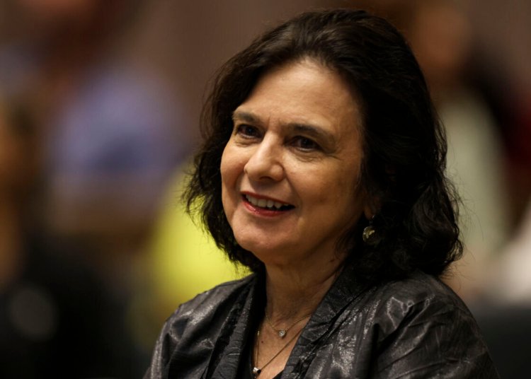 Nísia Trindade documenta gestão da crise sanitária e desafios científicos da pandemia