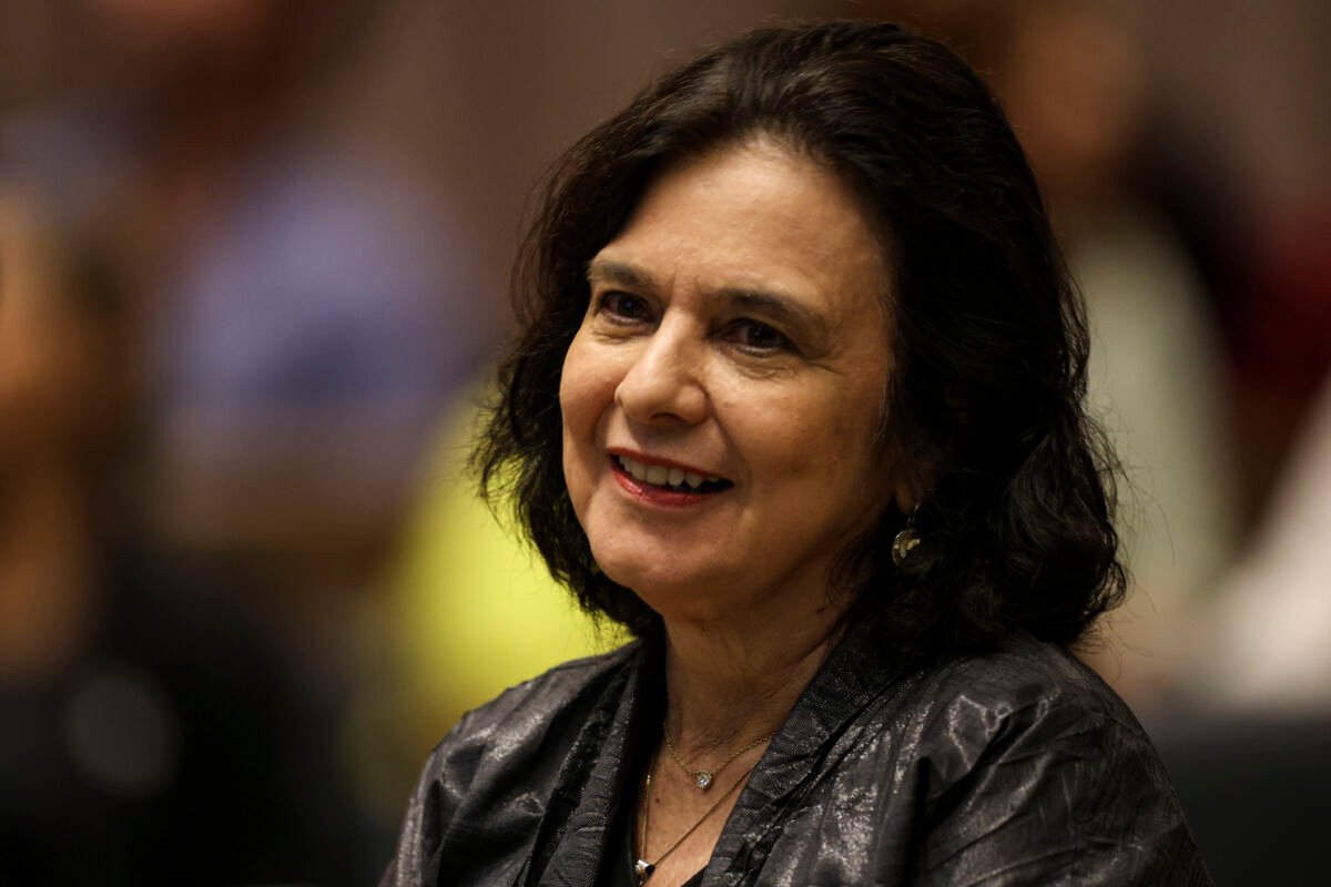 Nísia Trindade documenta gestão da crise sanitária e desafios científicos da pandemia