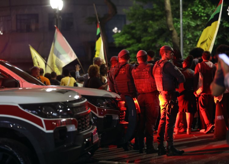 Oito em cada 10 mortos em ações policiais no Brasil são negros segundo levantamento