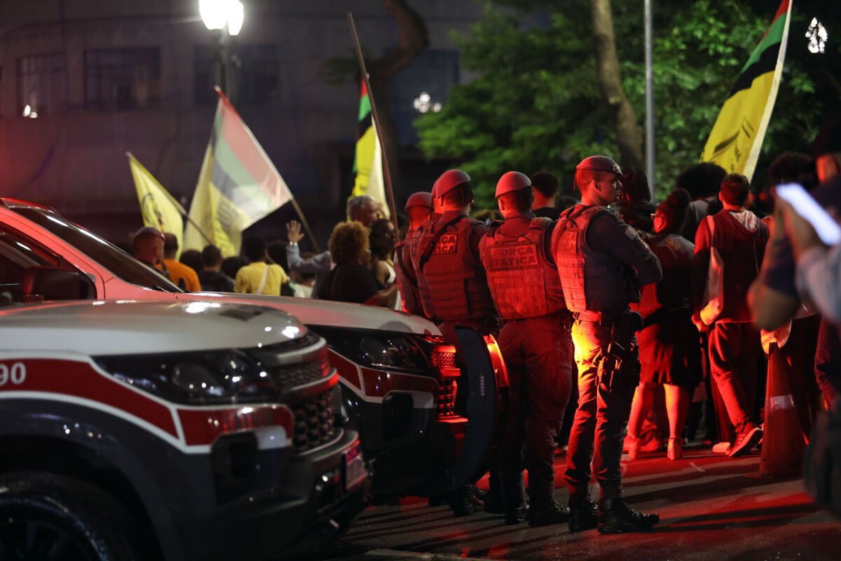 Oito em cada 10 mortos em ações policiais no Brasil são negros segundo levantamento