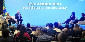 Restrição ao uso de celulares em salas de aula ganha adesão de 92% das escolas brasileiras