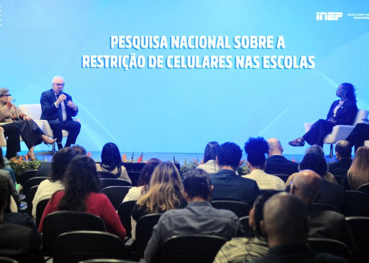 Restrição ao uso de celulares em salas de aula ganha adesão de 92% das escolas brasileiras