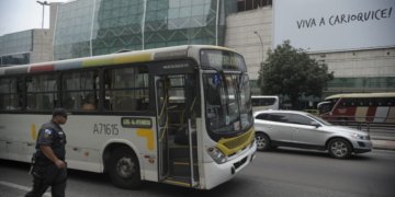 Rodoviários do Rio mantêm estado de greve e aguardam negociação de quarta-feira