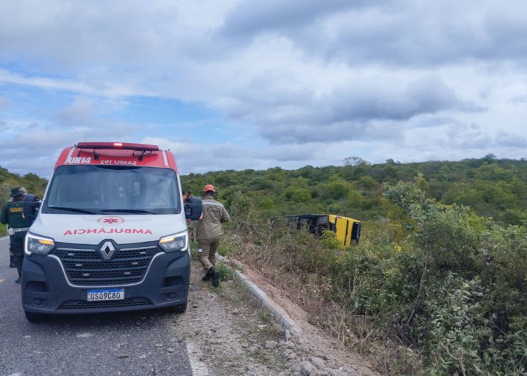 Romeiros morrem após tombamento de ônibus na rodovia CE-456 no interior do Ceará