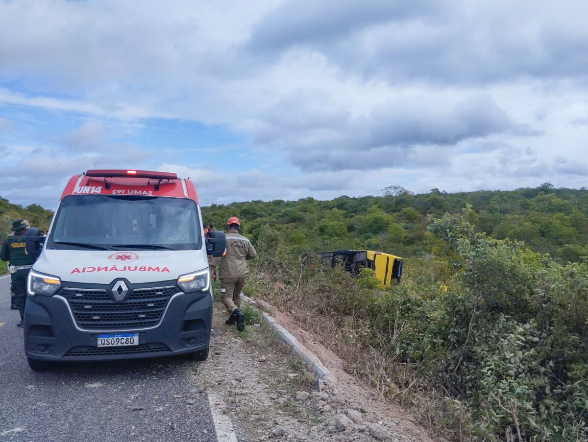 Romeiros morrem após tombamento de ônibus na rodovia CE-456 no interior do Ceará