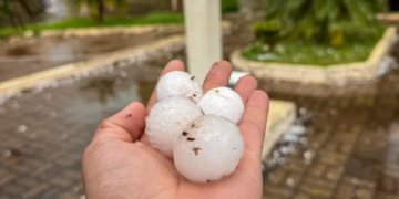 Tempestades no Rio Grande do Sul destroem telhados e forçam famílias a deixar residências