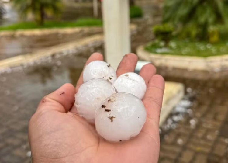 Tempestades no Rio Grande do Sul destroem telhados e forçam famílias a deixar residências