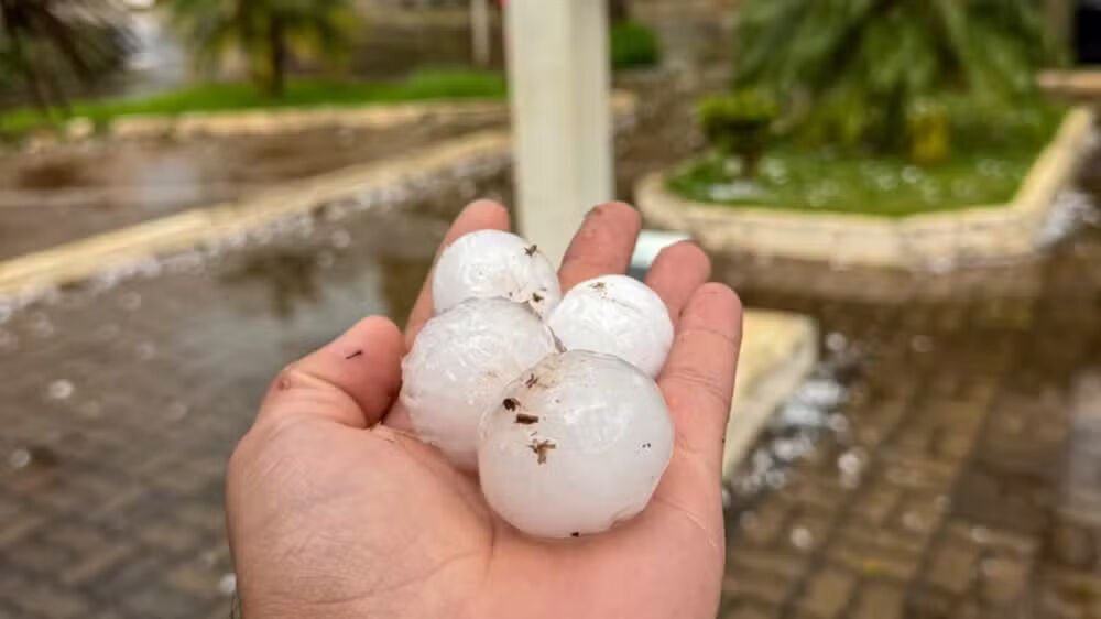 Tempestades no Rio Grande do Sul destroem telhados e forçam famílias a deixar residências