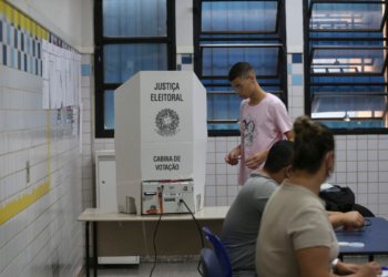 Urna eletrônica submete soberania do voto a 40 etapas de fiscalização antes de 2026
