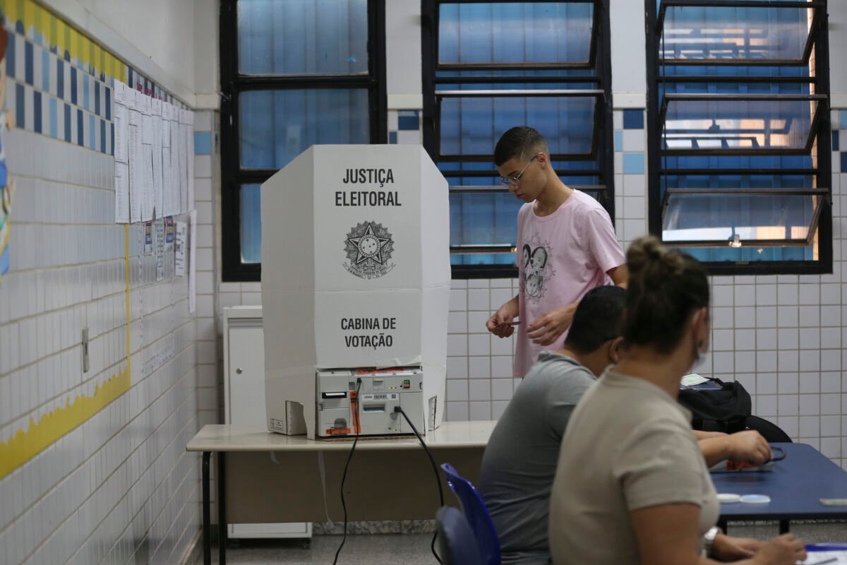Urna eletrônica submete soberania do voto a 40 etapas de fiscalização antes de 2026