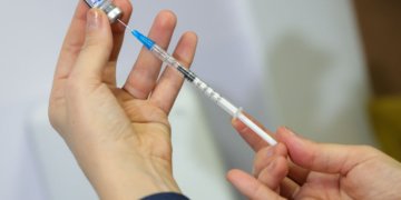 Vacina contra VSR corta em 75% o risco de hospitalização por infecção respiratória em idosos