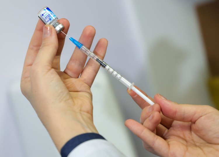 Vacina contra VSR corta em 75% o risco de hospitalização por infecção respiratória em idosos