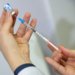 Vacina contra VSR corta em 75% o risco de hospitalização por infecção respiratória em idosos