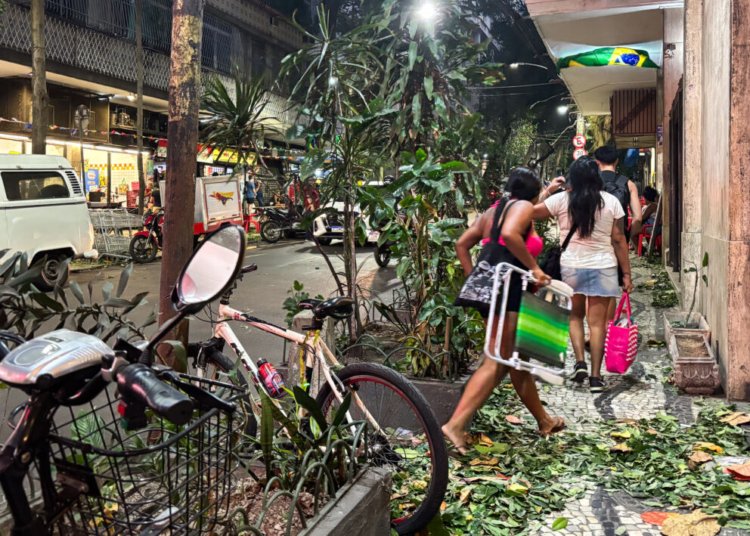 Ventania deixa dois mortos e um desaparecido após caos na infraestrutura do Rio de Janeiro