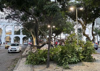 Ventania no Rio de Janeiro provoca apagão, trava transportes e fecha aeroportos