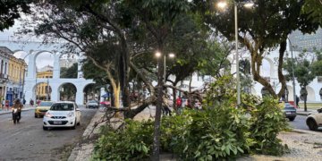 Ventania no Rio de Janeiro provoca apagão, trava transportes e fecha aeroportos