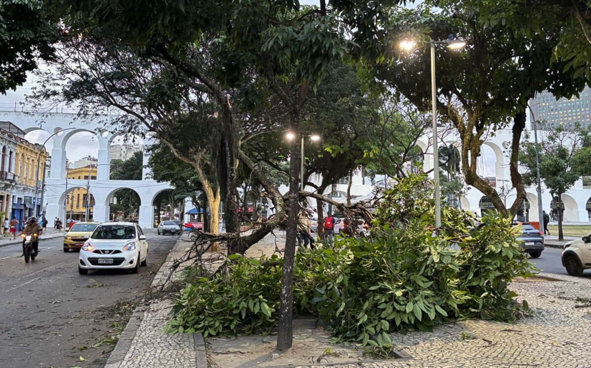 Ventania no Rio de Janeiro provoca apagão, trava transportes e fecha aeroportos