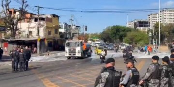 Avenida Rei Pelé e Rua São Francisco Xavier sofrem bloqueios após ação policial na Mangueira