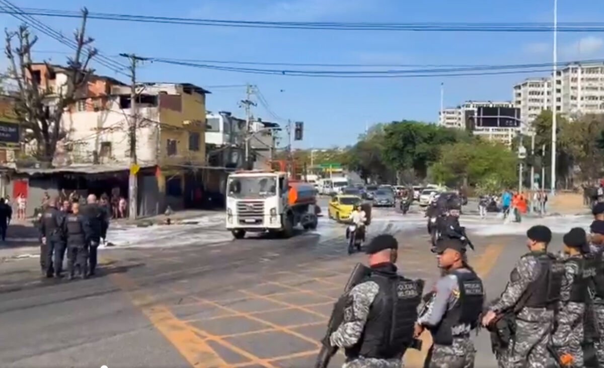 Avenida Rei Pelé e Rua São Francisco Xavier sofrem bloqueios após ação policial na Mangueira