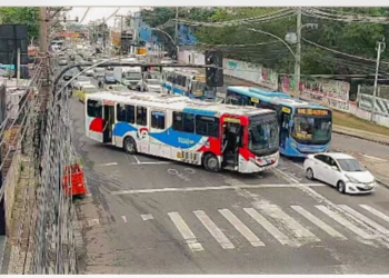 Barricadas com 18 ônibus paralisam trânsito em Cascadura após operação no Rio de Janeiro
