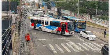 Barricadas com 18 ônibus paralisam trânsito em Cascadura após operação no Rio de Janeiro