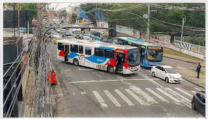 Barricadas com 18 ônibus paralisam trânsito em Cascadura após operação no Rio de Janeiro