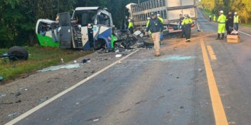 BR-373 registra 23 mortes após colisão frontal entre micro-ônibus e carreta no Paraná