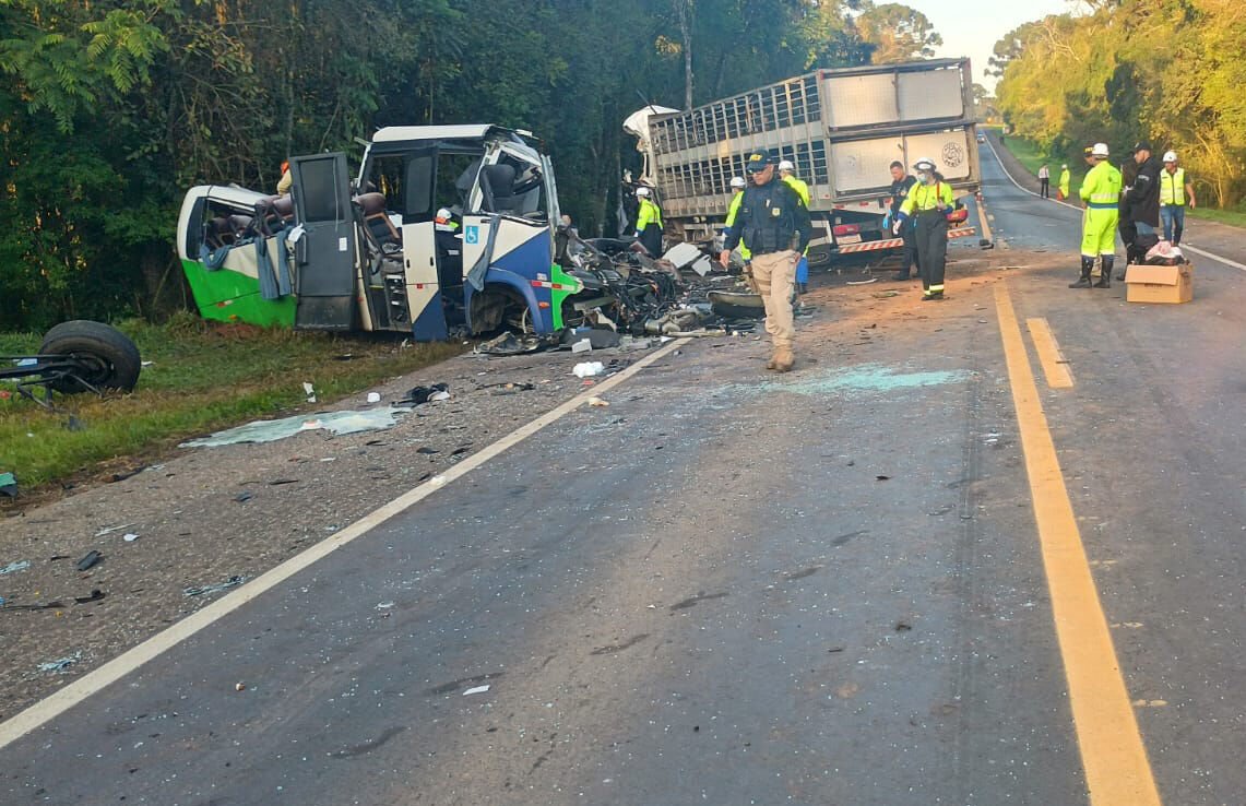 BR-373 registra 23 mortes após colisão frontal entre micro-ônibus e carreta no Paraná