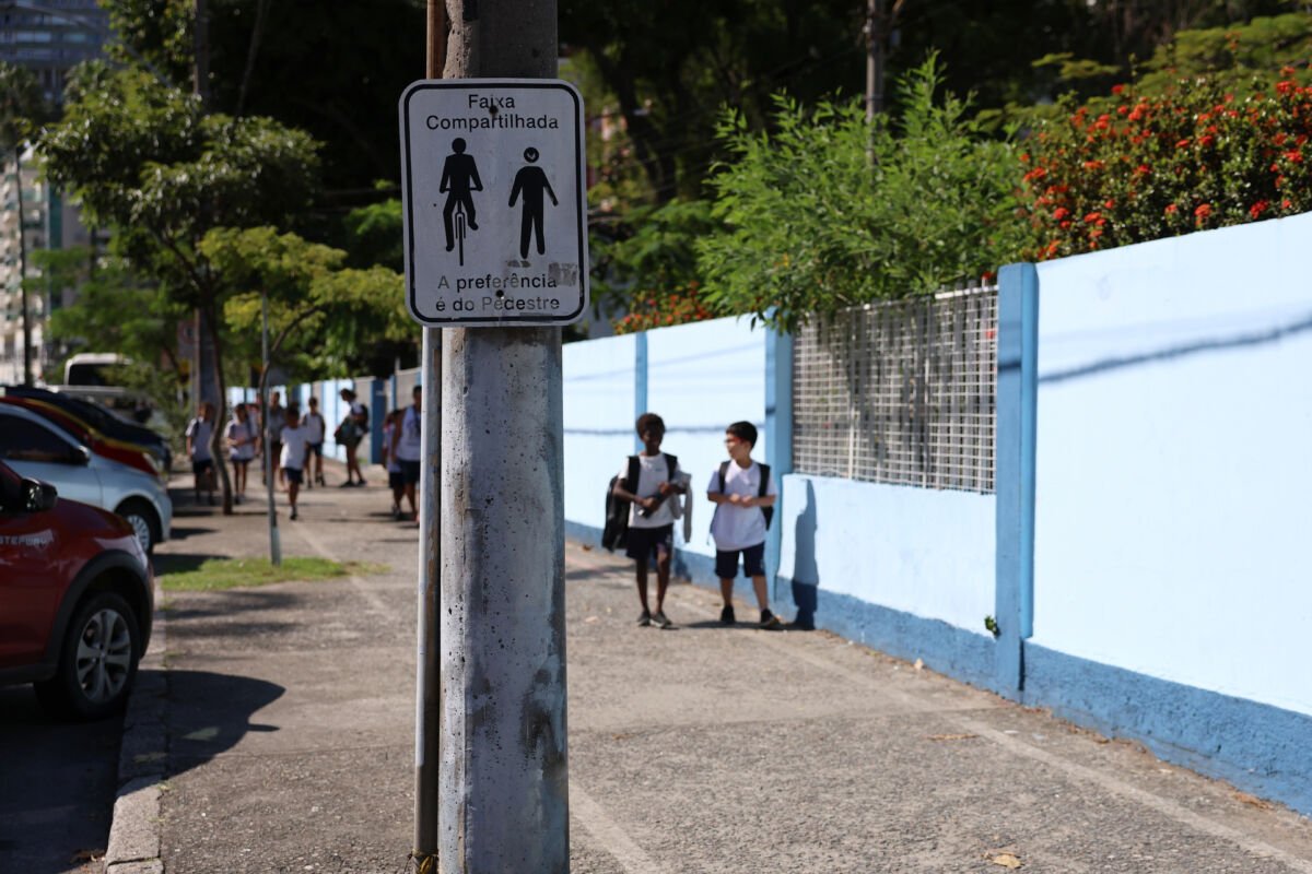 Brasil registra queda na pobreza em 2026 mas falha em frear disparidades estruturais
